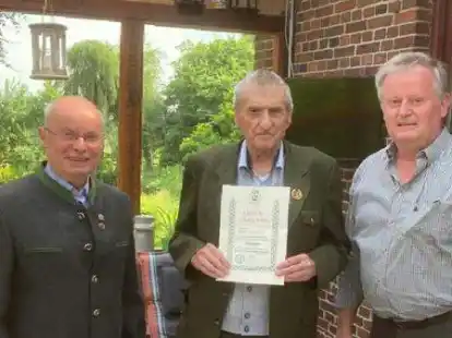 Hegeringleiter Kurt Maas (von rechts), Jubilar Horst Stenzel,    Hans-Christ Herzer