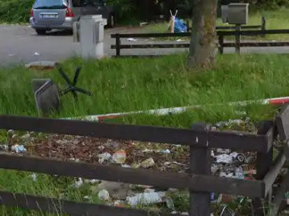 Die Parkplatzschranke herausgebrochen, Sperrm&uuml;ll und anderer Abfall: Ein Bild wie dieses ist keine Seltenheit in D&uuml;sternort