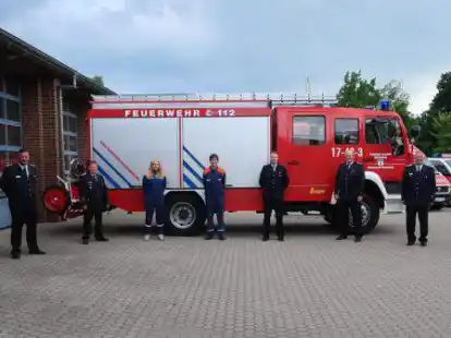 G&auml;ste und Gew&auml;hlte (von links): B&uuml;rgermeister Christoph Reents, stellv. Ortsbrandmeister Sven Koopmann, Kreisjugendfeuerwehrwart Werner Mietzon, stellv. Jugendsprecherin Lenja Simon, Jugendsprecher Finn Aschendorf, stellv. Gemeindejugendfeuerwehrwart Leon St&ouml;ver, Gemeindejugendfeuerwehrwart Mirko Alberts, stellv. Gemeindebrandmeister Maik Oliver B&auml;cker, Ortsbrandmeister Stefan Buschmann