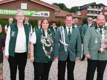 <p>        Der seit 2019 amtierende Hofstaat der SSG Edewecht: (v.li.) Lichtpunktk&ouml;nig Emil Hohnholz, Hofdame Karin Heel, Sch&uuml;tzenk&ouml;nigin Stephanie Sch&uuml;tte, Ritter Ralf Last, Kaiser Stefan Last. Es fehlt Jugendk&ouml;nig Lasse Kessler. &nbsp; &nbsp;    </p>