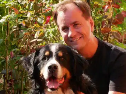 Der etwas andere Kandidat aufs B&uuml;rgermeister-Amt: Ralf Gauger, hier mit seinem Hund. Der 56-j&auml;hrige Edewechter setzt seinen Schwerpunkt bei der Kommunalwahl auf B&uuml;rgern&auml;he, Klimaschutz und Verkehrswende.