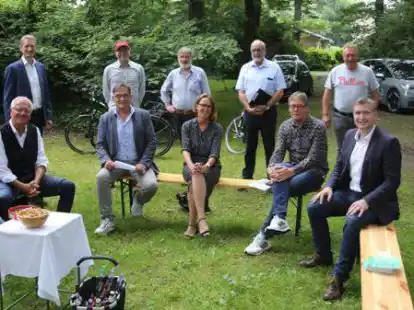 Vertreter des Orts- und Heimatvereins (OHV) Schierbrok-Stenum haben sich mit allen vier B&uuml;rgermeisterkandidaten, beiden Landratskandidaten und Parteivertretern ausgetauscht: (vorn, von links) Heike Klattenhoff (OHV),  Udo Heinen,  Henry Peukert,  Sabine Drees, Frank Lenk, Christian Pundt sowie (hinten, von links) Ralf Wessel, Vereinsvorsitzender Dr. Matthias Zilkens, Helmut K&uuml;hling (OHV), Bernd-Dieter Alfs (OHV), Carsten Jesu&szlig;ek (UWG) und Stephan Bosak (SPD).