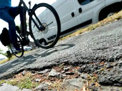 Sch&auml;den auf Gehweg und Radweg an der Alexanderstra&szlig;e sind seit Jahren ein Problem.