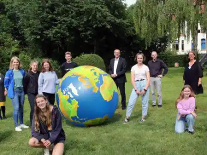 Zehn Sch&uuml;lerinnen und Sch&uuml;ler aus dem Oldenburger Land wurden ausgezeichnet. Zusammen mit arp-Leiterin Pfarrerin Kerstin Hochartz (hinten li.), Bischof Thomas Adomeit (8. von li.), Jury Mitglied Professor Dr. Dr. Joachim Willems (hinten 2. von re.) und Jury-Mitglied Martina Westerkamp (hinten re.) ging es darum ein Zeichen zu setzen.