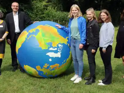 Pfarrerin Kerstin Hochartz (von links), Leiterin der Arbeitsstelle f&uuml;r Religionsp&auml;dagogik, und Bischof Thomas Adomeit gratulierten den Preistr&auml;gerinnen Melissa Meyer, Annemike Elvers und L&eacute;onie Sudholz. Rechts im Bild Jury-Mitglied Martina Westerkamp.