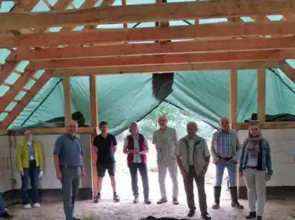 Besichtigten das Bauprojekt &bdquo;Schafstall am Almsweg&ldquo; in Sage: Kuratoriumsmitglieder der Naturschutzstiftung Landkreis Oldenburg.