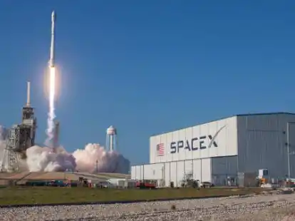 Abgehoben: Eine Falcon-9-Rakte von Space X  startet in Cape Canaveral (USA).
