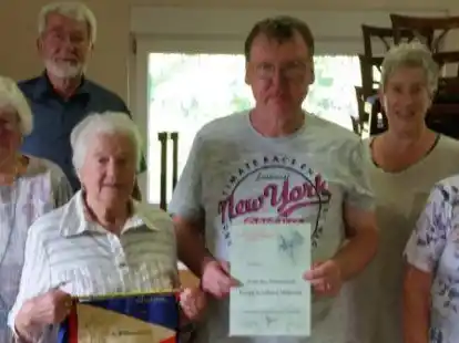 Ehrungen beim Club Weserstrand (von links): Anne L&uuml;bken, Vorsitzender G&uuml;nter Mehrtens, Irma Doege, Ummo Ottensmeier, Barbara Bruns und Gertraud von Nethen