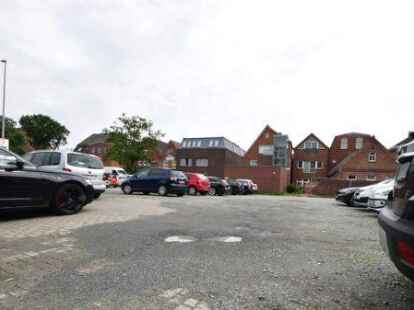 Nur wenige Meter von der Fu&szlig;g&auml;ngerzone entfernt und bislang kostenfrei: die Schotterfl&auml;che unweit des WBZ-Parkplatzes.