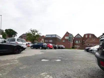 Nur wenige Meter von der Fu&szlig;g&auml;ngerzone entfernt und bislang kostenfrei: die Schotterfl&auml;che unweit des WBZ-Parkplatzes.