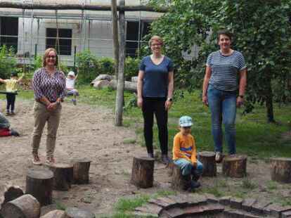 Freuen sich &uuml;ber den finanziellen Zuschuss f&uuml;r den Waldorfkindergarten am Sonnenweg in Hude (von links): Holger Lebedinzew, und Nicole Westermeyer &uuml;bergaben den Bescheid an die Leiterin Anna Blankemeyer, Daniela Frerichs und Janneke H&uuml;nger.
