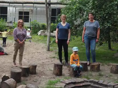 Freuen sich &uuml;ber den finanziellen Zuschuss f&uuml;r den Waldorfkindergarten am Sonnenweg in Hude (von links): Holger Lebedinzew, und Nicole Westermeyer &uuml;bergaben den Bescheid an die Leiterin Anna Blankemeyer, Daniela Frerichs und Janneke H&uuml;nger.