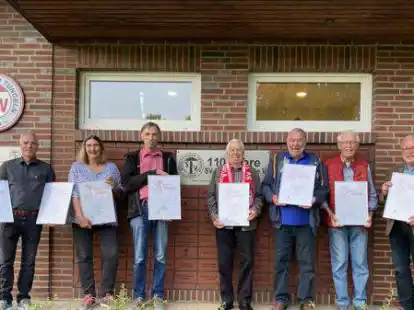 Wurden auf der Jahreshauptversammlung des SV Tungeln geehrt (von links):  Oliver Behrens, Ute Greve-Luhmann, Thomas Luhmann, Helmut Oetjen, Bodo L&uuml;tjel&uuml;schen, Heinz Hanken und Egon Br&uuml;ggemann.