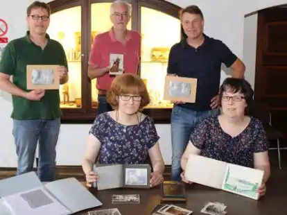 Freuen sich &uuml;ber die Dokumente aus der Hoffmann&rsquo;schen Familiengeschichte: die Archivarinnen (sitzend von links) Cornelia Harms und Eva-Maria Ameskamp vom B&uuml;rger- und Geschichtsverein mit den Vorstandsmitgliedern (hinten, von links) Klaus Schultze, Herbert Wappler und Bernd Oeljeschl&auml;ger.