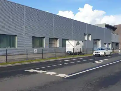 Will auf der anderen Stra&szlig;enseite neben dem Parkplatz erweitern: Das Aper Unternehmen AMF Bruns. Mit den planungsrechtlichen Grundlagen daf&uuml;r besch&auml;ftigt sich n&auml;chsten Dienstag der Aper Rat.