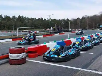 Hier ist Action angesagt: Auf der 500 Meter langen Kartbahn in Wildeshausen-Aum&uuml;hle k&ouml;nnen schon Kinder ab f&uuml;nf Jahren mit dabei sein.