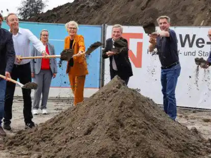 Kamen f&uuml;r den ersten Spatenstich des Wohnprojekts auf dem Fliegerhorstgel&auml;nde zusammen: (von links) Dirk Vogt von der Elterninitiative, Architekt Stefan Scheper, Silke Bruns, Gesch&auml;ftsf&uuml;hrerin der Autismus-Therapie Weser-Ems gGmbH Martina Steinhaus, GSG-Gesch&auml;ftsf&uuml;hrer Stefan K&ouml;nner, Oberb&uuml;rgermeister J&uuml;rgen Krogmann und Bernd Bohlen von TweWe-Bau.