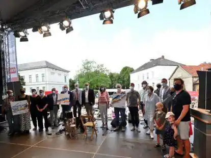 Ausgezeichnet und gew&uuml;rdigt: Oberb&uuml;rgermeister J&uuml;rgen Krogmann freut sich &uuml;ber das soziale Engagement vieler Oldenburger.