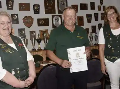 Helmut Ramke (Mitte) erhielt die Goldene Ehrennadel des Deutschen Sch&uuml;tzenbundes: Mit ihm freuten sich Schriftf&uuml;hrerin Heike Raddatz (links) und Vorsitzende D&ouml;rthe B&ouml;ning.