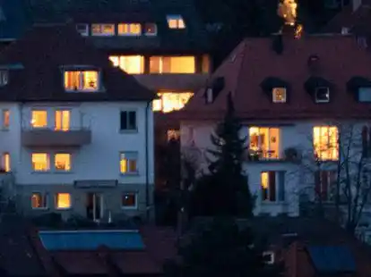 Eingeschaltetes Licht: Diese H&auml;user wirken bewohnt, auch wenn gerade niemand zu Hause ist.