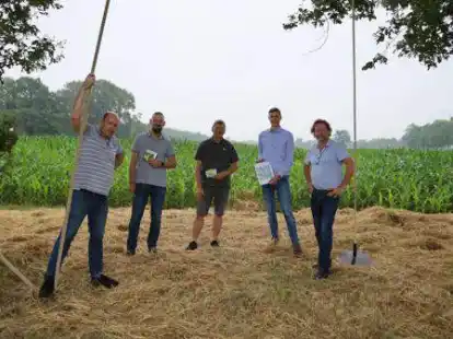 Verbinden Spa&szlig; und Information im bl&uuml;henden Irrgarten (von links): Christian Breitinger und Carsten Metz (Gewerbe- und Handelsverein), Initator Peter Beeken, Fenno Fenne und Markus Weiss.