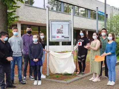 Sch&uuml;ler der IGS Kreyenbr&uuml;ck bei der Einweihung des Mevl&uuml;de-Gen&ccedil;-Wegs. Die Lehrkr&auml;fte Ertugrul Yalcin (4. von li.) und Osman Himmetoglu (4. von re.) leiten die AG &bdquo;Schule ohne Rassismus &ndash; Schule mit Courage&ldquo;.