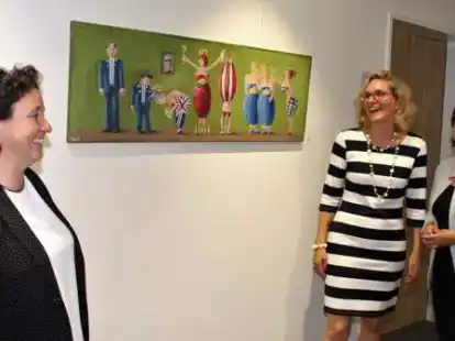 Gute Laune springt &uuml;ber: (v.li.) B&uuml;rgermeisterin Petra Lausch, K&uuml;nstlerin Tina Conrads und Kulturb&uuml;ro-Leiterin Kerstin Borm erfreuten sich an den bunten und fr&ouml;hlichen Bildern, die jetzt im Edewechter Rathaus ausgestellt werden.