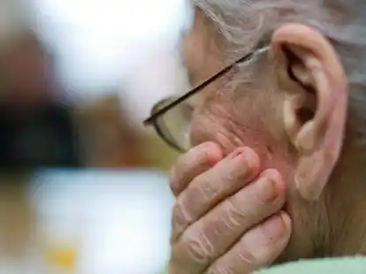 Gerade &auml;ltere Menschen sind bei Betrugsmaschen, wie jetzt in Sandkrug geschehen, gef&auml;hrdet (Symbolbild).