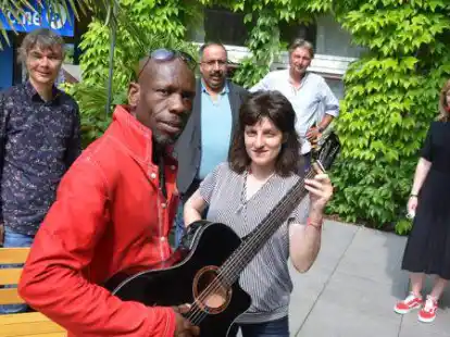 Freuen sich auf &bdquo;Global Lokal&ldquo; am kommenden Sonntag (von links): Uwe Fischer (Kulturreferent Ev.-Luth. Kirche Oldenburg), Jean-Eric Doudou (Leodelest), Ilyas Yanc (Jesidisches Forum), Nino Zantashvili (Kolibrina), Andreas Holtz (Kulturetage) und Aliz M&uuml;ller (Integrationsbeauftragte Stadt Oldenburg).