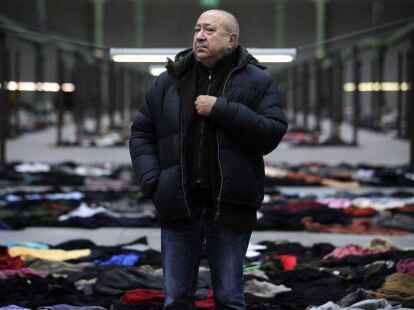 Christian Boltanski im &laquo;Grand Palais&raquo; in Paris w&auml;hrend des Aufbaus einer Arbeit f&uuml;r die Monumenta 2010. Foto: Fred Dufour/AFP/dpa