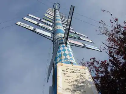 Das Landhotel Butjadinger Tor in Abbehausen mit seinem Mega-Maibaum ist das Ziel der Landfrauen.