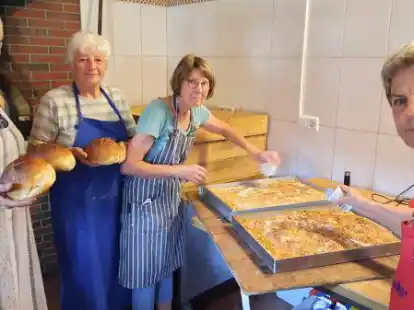 Arbeiten gern im Backhaus bei der Hengstforder M&uuml;hle:  Gunda Schr&ouml;der (v.l.), Anneliese Schauer, Anne Dieken und Helga Bredehorn.