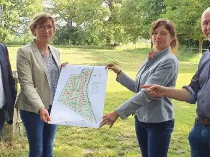 Ein nachhaltiges Baugebiet im Gr&uuml;nen:  Roland Arndt (von links), Susanne Janzen, D&ouml;rthe Meyer und Holger Lebedinzew stellten vor Ort die Pl&auml;ne vor.