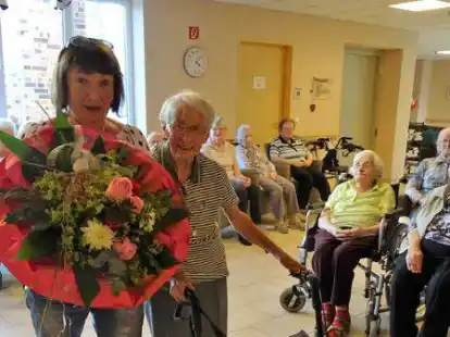 Erhielt f&uuml;r ihr ehrenamtliches Engagement im Seniorenzentrum Gro&szlig;enkneten Blumen: Sylvia Varnhorn