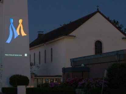 Mit D&auml;mmerungsbeginn werden &uuml;ber einen fest installierten Beamer, der komplett durch Spenden der Pfarreimitglieder finanziert wurde, vielf&auml;ltige Botschaften  zur Glaubensverk&uuml;ndung auf den wei&szlig;en St.-Marien-Kirchturm projiziert.