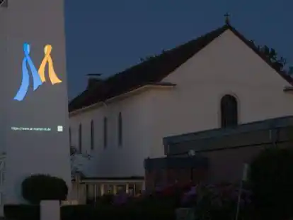 Mit D&auml;mmerungsbeginn werden &uuml;ber einen fest installierten Beamer, der komplett durch Spenden der Pfarreimitglieder finanziert wurde, vielf&auml;ltige Botschaften  zur Glaubensverk&uuml;ndung auf den wei&szlig;en St.-Marien-Kirchturm projiziert.