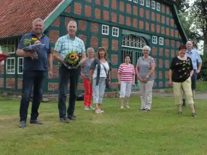 Das neue G&auml;stef&uuml;hrerteam Gro&szlig;enkneten: (von links) Annelene Theile, Eckhard Wendt, J&uuml;rgen Seeger, Ingrid Kuhlmann, Sylvia Varnhorn, Karin Engbrecht, Lenchen Schmitt, Christa Th&ouml;le, Bernhard Kempermann sowie der Vorsitzende des Verkehrsvereins Uwe Meyer