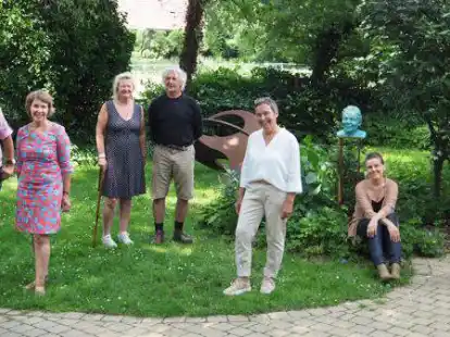 Gruppenbild: Sieben von insgesamt zehn K&uuml;nstlerinnen und K&uuml;nstlern, die die neue Ausstellung in der Galerie Punkt 4 best&uuml;ckt haben.