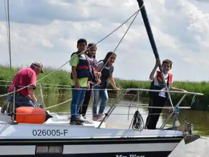 Beim T&ouml;rn Richtung Brake waren die Skipper des Segelclubs Nordenham mit den Sch&uuml;lern auch auf der Schweiburg unterwegs.
