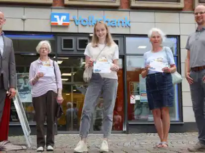 &Uuml;bergabe an die 100-Euro-Gewinner: (von links) Volksbank-Vorstand Matthias Osterhues, Gudrun Zitterich, Gesa Ahlfeld, Almuth Kroll und NWZ-Redakteur Patrick Buck