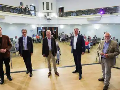 Die vier Oberb&uuml;rgermeisterkandidaten (von links) Jonas Christopher H&ouml;pken, Daniel Fuhrhop, Ulrich Gathmann und J&uuml;rgen Krogmann stellten sich bei einer  Podiumsdiskussion im PFL den Fragen von J&uuml;rgen Westerhoff.