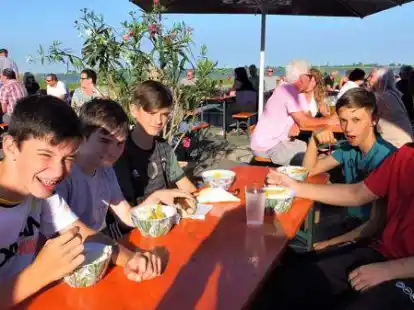 Auch f&uuml;r junge Leute ein beliebter Treffpunkt: der Nordenhamer Heimatsommer am Weserstrand