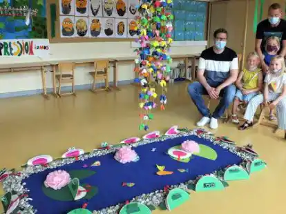 Julian Lachnitt, Hannah St&ouml;ver, Mila Lachnitt (vorne von links)und Dennis St&ouml;ver mit Tochter Sophie bestaunten den von der Klasse 3a gestalteten See.