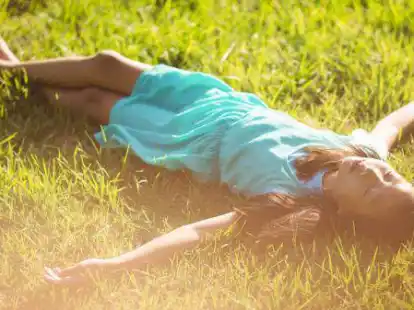 Sommer, Sonne, Freizeit: Einfach nur auf dem Rasen liegen oder mit der Familie spannende Ausfl&uuml;ge erleben &ndash; alles ist drin.