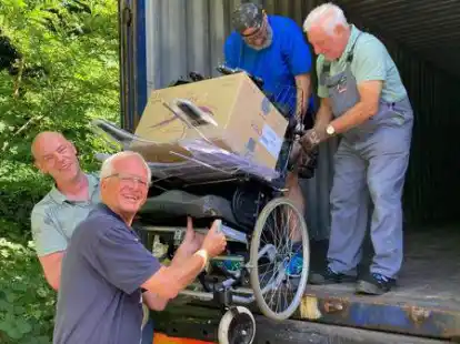Beim Verladen der Sachspenden unterst&uuml;tzte Udo Heinen (vorne), B&uuml;rgermeisterkandidat von Gr&uuml;nen und SPD, den Vorsitzenden Christian G&ouml;ken (links) und  andere Helfer