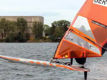In der Einzelwertung sehr gut unterwegs und mit dem Team an der Spitze der Windsurfing-Bundesliga Nord in der Raceboardklasse: der Wilhelmshavener Lasse Brudek (Foto) vom Windsurfing Club Jade.
