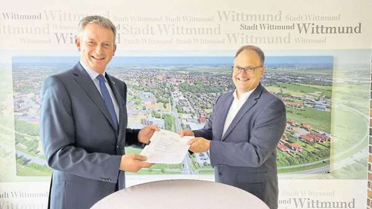 Rolf Claußen gibt seine Bewerbung für die Kommunalwahl ab