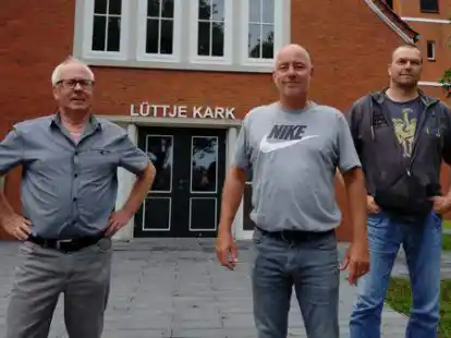 Sind stolz auf ihr neues Dorfgemeinschaftshaus &bdquo;L&uuml;ttje Kark&ldquo;: J&uuml;rgen M&uuml;ller (von links), Gerd Hoffmann und Gerd Eisenbl&auml;tter. Die offizielle Einweihung soll im August stattfinden.