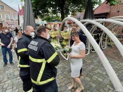 Werner Schunk und Lutz Ertelt (von links) gratulierten Marco und Jennifer Hoffschneider zur Hochzeit.