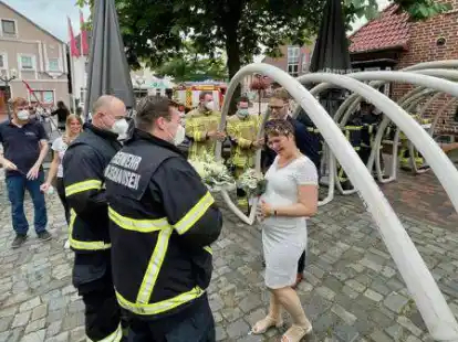 Werner Schunk und Lutz Ertelt (von links) gratulierten Marco und Jennifer Hoffschneider zur Hochzeit.